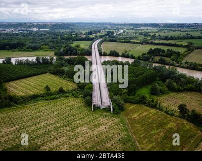 Cherasco, Italie - 17 mai 2020: (NOTE DE LA RÉDACTION: Image a été créée avec un drone.) Vue générale montre une section de l'autoroute A33 (Asti-Cuneo). L'A33 est une autoroute italienne qui reliera Asti à Cuneo, elle est actuellement en construction. Crédit: Nicolò Campo/Alay Live News Banque D'Images