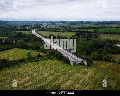 Cherasco, Italie - 17 mai 2020: (NOTE DE LA RÉDACTION: Image a été créée avec un drone.) Vue générale montre une section de l'autoroute A33 (Asti-Cuneo). L'A33 est une autoroute italienne qui reliera Asti à Cuneo, elle est actuellement en construction. Crédit: Nicolò Campo/Alay Live News Banque D'Images