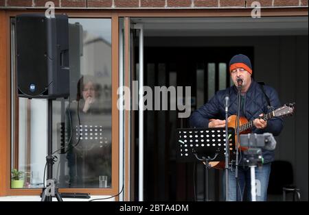 Les chanteurs maintiennent une distance sociale pendant qu'ils se produisent pendant un trajet en service à l'église Pentecôtiste Maghaberry Elim, Craigavon, car un certain nombre d'églises redémarrent les services de drive-in suite à l'assouplissement des restrictions en Irlande du Nord en raison de la pandémie de coronavirus. Banque D'Images