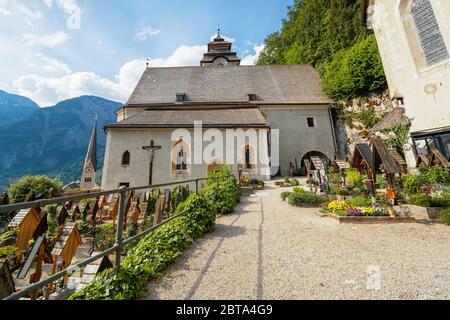 Vue sur le cimetière entourant l'église paroissiale catholique romaine de Hallstatt, région de Salzkammergut, OÖ, Autriche, avec la célèbre maison de charnel Banque D'Images