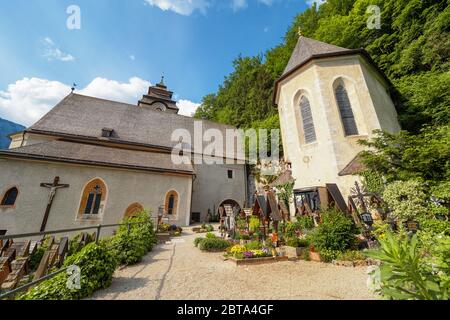 Vue sur le cimetière entourant l'église paroissiale catholique romaine de Hallstatt, région de Salzkammergut, OÖ, Autriche, avec la célèbre maison de charnel Banque D'Images