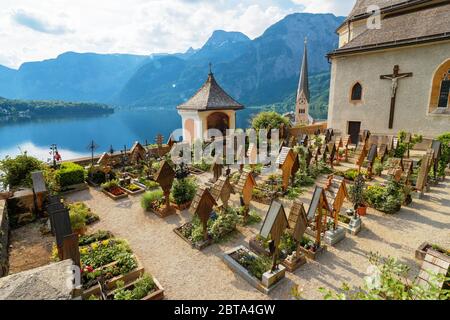 Tombes surplombant le lac Hallstatt au cimetière entourant l'église paroissiale catholique romaine de Hallstatt, région de Salzkammergut, OÖ, Autriche Banque D'Images