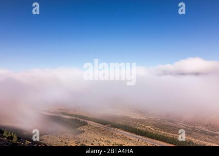 Exposition longue vue depuis le haut du brouillard dans les montagnes et la vallée d'Esquel, Patagonie, Argentine Banque D'Images