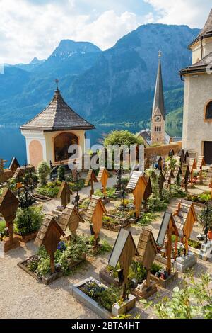 Tombes surplombant le lac Hallstatt au cimetière entourant l'église paroissiale catholique romaine de Hallstatt, région de Salzkammergut, OÖ, Autriche Banque D'Images