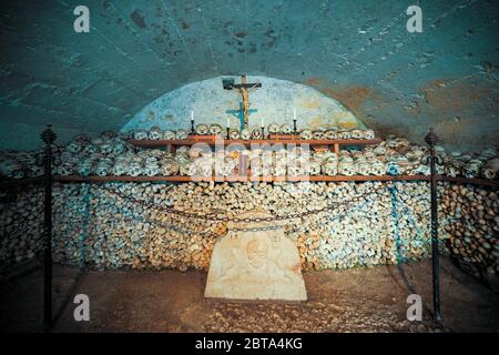 Vue sur des centaines de crânes et d'os peints à l'intérieur de la célèbre maison de charnel au village de montagne Hallstatt dans la région de Salzkammergut, en Autriche Banque D'Images