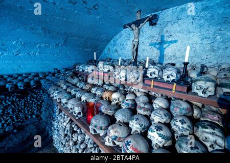 Vue sur des centaines de crânes et d'os peints à l'intérieur de la célèbre maison de charnel au village de montagne Hallstatt dans la région de Salzkammergut, en Autriche Banque D'Images