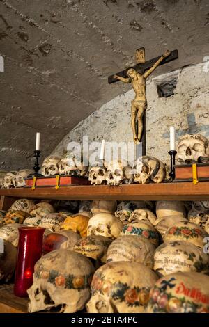 Vue sur des centaines de crânes et d'os peints à l'intérieur de la célèbre maison de charnel au village de montagne Hallstatt dans la région de Salzkammergut, en Autriche Banque D'Images