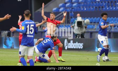 Schalke, Allemagne. 24 mai 2020. Firo 05/24/2020 1.Bundesliga, saison 19/20 2019/2020 27. matchday: FC Schalke 04 - FC Augsburg Gesture, Florian Niederlechner | usage dans le monde crédit: dpa/Alay Live News Banque D'Images