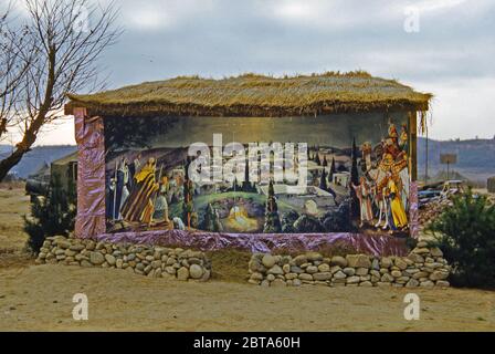 Un bâtiment abritant une scène de nativité à la base de la 40e infanterie de l'armée américaine, Division Replacement Company, pendant la campagne de la guerre de Corée, Corée du Sud, 1953. La peinture impressionnante de la fresque de Bethléem comprend des bergers et les trois sages hommes. Il est éclairé et protégé des éléments par un toit de chaume. Banque D'Images