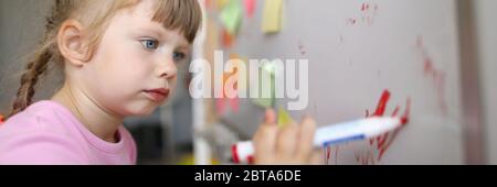 Tirer des leçons de tableau noir avec marqueur pour l'enfant. Banque D'Images