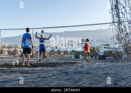 Les joueurs de Beach volley s'entraîner à nouveau sur Playa Fañabe pendant la phase un de la désescalade du Covid 19, coronavirus, État d'urgence, Costa Banque D'Images