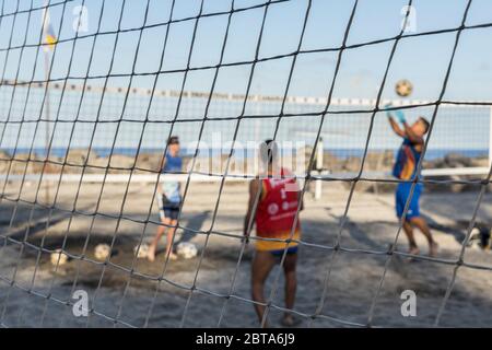 Les joueurs de Beach volley s'entraîner à nouveau sur Playa Fañabe pendant la phase un de la désescalade du Covid 19, coronavirus, État d'urgence, Costa Banque D'Images