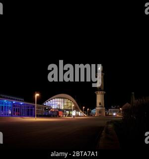 Teepott et phare, les points de repère de Warnemünde sur la côte Baltique allemande la nuit Banque D'Images