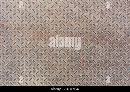 Revêtement de sol gris poussiéreux en tôle épaisse avec motif diamant ou damier ou antidérapant. Arrière-plan et texture. Banque D'Images