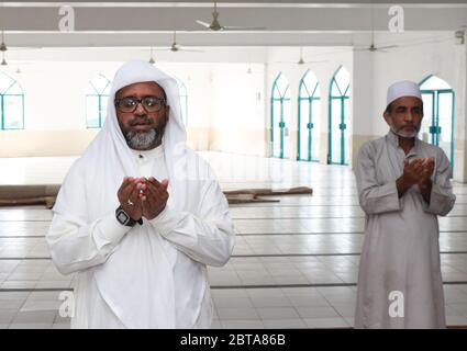 Colombo, Sri Lanka. 24 mai 2020. Muslim Moulavis exécute les prières d'Eid al-Fitr qui marquent la fin du mois Saint de jeûne du Ramadan dans une mosquée presque déserte lors d'un couvre-feu à l'échelle de l'île en raison de la pandémie du coronavirus à Colombo (photo de Saman Abesiriwardana/Pacific Press/Sipa USA) Credit: SIPA USA/Alay Live News Banque D'Images