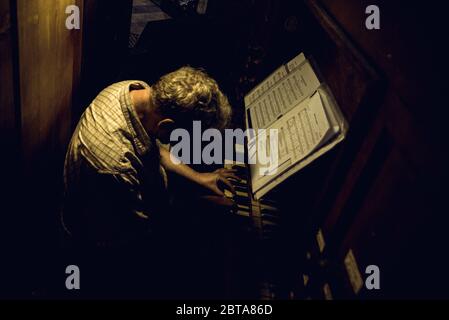 Barcelone, Espagne. 24 mai 2020. Neil, l'organiste de Santa Maria del Mar à Barcelone, du Texas, porte un masque facial protecteur tandis qu'il joue l'orgue du XVIIIe siècle lors du premier service du dimanche, au cours de la première phase d'une façon progressive de « la nouvelle normalité », en reculant d'un verrouillage national strict de près de sept semaines en raison de la propagation continue du virus corona. Demain Barcelone entrera dans la deuxième phase comme l'un des derniers territoires reposant dans la phase un jusqu'à présent, tandis que les premières régions entrent déjà dans la troisième. Crédit: Matthias Oesterle/Alamy Live News Banque D'Images