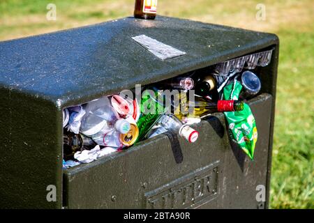 Un bac à litière dans un parc débordant et plein de déchets (Battersea Park, Londres, Royaume-Uni) Banque D'Images