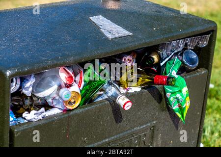 Un bac à litière dans un parc débordant et plein de déchets (Battersea Park, Londres, Royaume-Uni) Banque D'Images