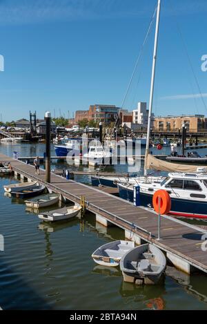 Lymington, Angleterre, Royaume-Uni. Mai 2020. Ponton et petits bateaux à quai Town Quay, Lymington, Hamshire, Angleterre Banque D'Images
