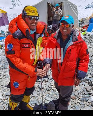 Camp de base du Mont Qomolangma, Mont Qomolangma. 24 mai 2020. Le chef adjoint de l'équipe de remesandimètres du Mont Qomolangma Samdrup (R) et le chef de l'équipe d'escalade Tselok sont vus au camp d'avance à une altitude de 6,500 mètres sur le Mont Qomolangma, le 24 mai 2020. Dimanche, une équipe d'alpinisme chinoise est repartie pour le sommet du Mont Qomolangma après que leurs plans pour atteindre le sommet le plus élevé du monde ont été retardés deux fois par le mauvais temps. POUR ALLER AVEC l'équipe de « Remeasing » qui se dirige vers Mt. Sommet de Qomolangma encore après avoir été retardé deux fois par mauvais temps" Credit: Lhapa/Xinhua/Alamy Live News Banque D'Images