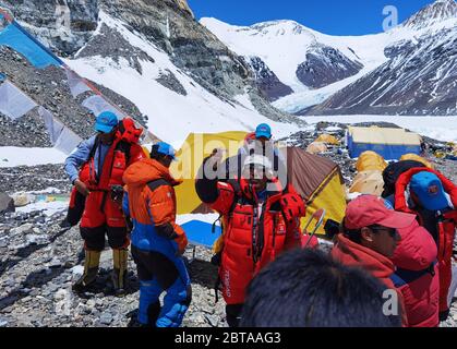 Camp de base du Mont Qomolangma, Mont Qomolangma. 24 mai 2020. Des arpenteurs chinois ont été établis du camp Advance à une altitude de 6,500 mètres sur le mont Qomolangma, le 24 mai 2020. Dimanche, une équipe d'alpinisme chinoise est repartie pour le sommet du Mont Qomolangma après que leurs plans pour atteindre le sommet le plus élevé du monde ont été retardés deux fois par le mauvais temps. POUR ALLER AVEC l'équipe de « Remeasing » qui se dirige vers Mt. Sommet de Qomolangma encore après avoir été retardé deux fois par mauvais temps" Credit: Lhapa/Xinhua/Alamy Live News Banque D'Images