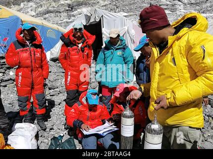 Camp de base du Mont Qomolangma, Mont Qomolangma. 24 mai 2020. Les arpenteurs chinois se préparent à partir du camp Advance à une altitude de 6,500 mètres sur le mont Qomolangma, le 24 mai 2020. Dimanche, une équipe d'alpinisme chinoise est repartie pour le sommet du Mont Qomolangma après que leurs plans pour atteindre le sommet le plus élevé du monde ont été retardés deux fois par le mauvais temps. POUR ALLER AVEC l'équipe de « Remeasing » qui se dirige vers Mt. Sommet de Qomolangma encore après avoir été retardé deux fois par mauvais temps" Credit: Lhapa/Xinhua/Alamy Live News Banque D'Images