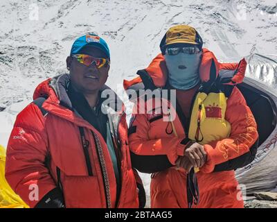 Camp de base du Mont Qomolangma, Mont Qomolangma. 24 mai 2020. Le chef adjoint de l'équipe de remesandimètres du Mont Qomolangma Samdrup (L) et le chef de l'équipe d'escalade Tselok sont vus au camp d'avance à une altitude de 6,500 mètres sur le Mont Qomolangma, le 24 mai 2020. Dimanche, une équipe d'alpinisme chinoise est repartie pour le sommet du Mont Qomolangma après que leurs plans pour atteindre le sommet le plus élevé du monde ont été retardés deux fois par le mauvais temps. POUR ALLER AVEC l'équipe de « Remeasing » qui se dirige vers Mt. Sommet de Qomolangma encore après avoir été retardé deux fois par mauvais temps crédit: Tashi Tsering/Xinhua/Alamy Live News Banque D'Images