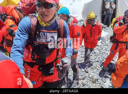 Camp de base du Mont Qomolangma, Mont Qomolangma. 24 mai 2020. Des arpenteurs chinois ont été établis du camp Advance à une altitude de 6,500 mètres sur le mont Qomolangma, le 24 mai 2020. Dimanche, une équipe d'alpinisme chinoise est repartie pour le sommet du Mont Qomolangma après que leurs plans pour atteindre le sommet le plus élevé du monde ont été retardés deux fois par le mauvais temps. POUR ALLER AVEC l'équipe de « Remeasing » qui se dirige vers Mt. Sommet de Qomolangma encore après avoir été retardé deux fois par mauvais temps" Credit: Lhapa/Xinhua/Alamy Live News Banque D'Images