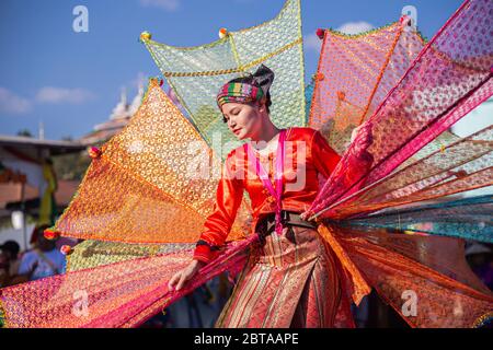 Femme de beauté de Shan ou Tai Yai (groupe ethnique vivant dans certaines parties du Myanmar et de la Thaïlande) en robe tribale sur Shan nouvel an Banque D'Images