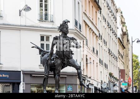 Sculpture Art Nouveau du Centaur créée par l'artiste français Cesar Baldaccini aux coins de la rue de Sèvres et de la rue du Cherche-midi à Paris, F Banque D'Images