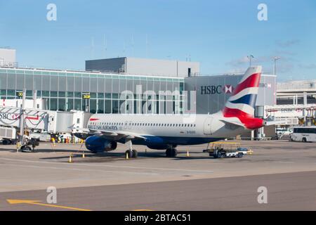 Avion à réaction sur la piste de l'aéroport de Bristol Banque D'Images