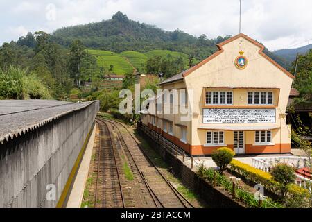 Prenez le train pour Ella depuis Nanu Oya. Bureau de l'ingénieur de district à la gare de Nanu-Oya. Banque D'Images