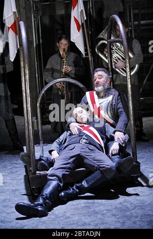 l-r: Danny Burns (John Talbot), Mark Stratton (Old Talbot) dans LES GUERRES DES ROSES - HENRY VI par Shakespeare adapté et réalisé par Barrie Rutter a Northern Broadsides / West Yorkshire Playhouse coproduction 01/04/2006 Banque D'Images