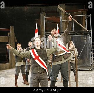 l-r: Danny Burns (John Talbot), Mark Stratton (Old Talbot) dans LES GUERRES DES ROSES - HENRY VI par Shakespeare adapté et réalisé par Barrie Rutter a Northern Broadsides / West Yorkshire Playhouse coproduction 01/04/2006 Banque D'Images