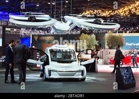 GENÈVE, SUISSE - 7 mars 2018 : Airbus volant avec drones attachés sur le site d'exposition Airbus au 88ème salon international de l'automobile de Genève à Pal Banque D'Images