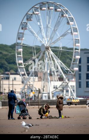 Les gens apprécient la plage de Weston-super-Mare dans Somerset lors d'une journée ensoleillée mais venteuse après que les restrictions de confinement ont été assouplies en Angleterre la semaine dernière. Banque D'Images