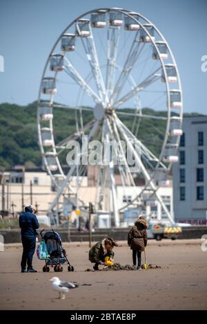 Les gens apprécient la plage de Weston-super-Mare dans Somerset lors d'une journée ensoleillée mais venteuse après que les restrictions de confinement ont été assouplies en Angleterre la semaine dernière. Banque D'Images