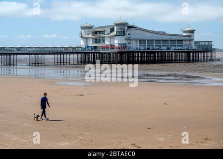 Les gens apprécient la plage de Weston-super-Mare dans Somerset lors d'une journée ensoleillée mais venteuse après que les restrictions de confinement ont été assouplies en Angleterre la semaine dernière. Banque D'Images