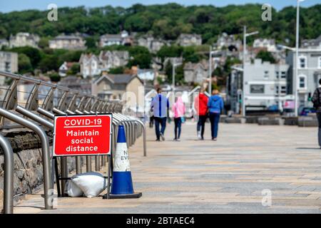 Les gens apprécient la plage de Weston-super-Mare dans Somerset lors d'une journée ensoleillée mais venteuse après que les restrictions de confinement ont été assouplies en Angleterre la semaine dernière. Banque D'Images