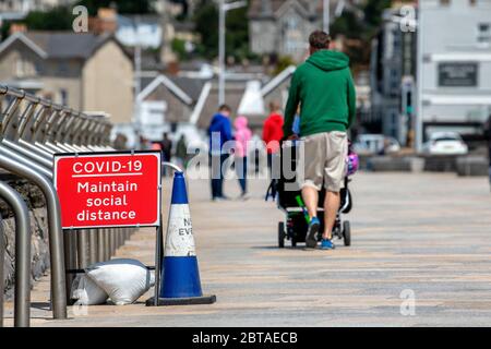 Les gens apprécient la plage de Weston-super-Mare dans Somerset lors d'une journée ensoleillée mais venteuse après que les restrictions de confinement ont été assouplies en Angleterre la semaine dernière. Banque D'Images