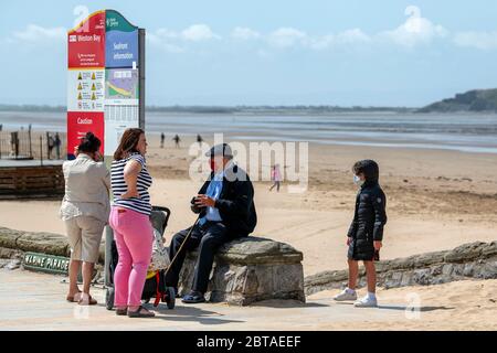 Les gens apprécient la plage de Weston-super-Mare dans Somerset lors d'une journée ensoleillée mais venteuse après que les restrictions de confinement ont été assouplies en Angleterre la semaine dernière. Banque D'Images