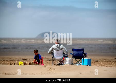 Les gens apprécient la plage de Weston-super-Mare dans Somerset lors d'une journée ensoleillée mais venteuse après que les restrictions de confinement ont été assouplies en Angleterre la semaine dernière. Banque D'Images