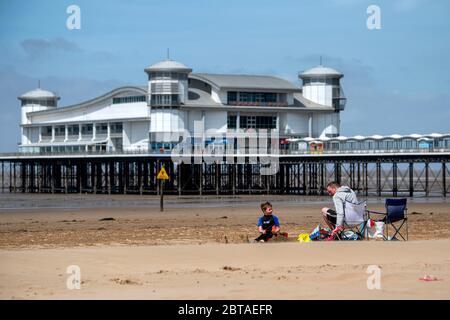 Les gens apprécient la plage de Weston-super-Mare dans Somerset lors d'une journée ensoleillée mais venteuse après que les restrictions de confinement ont été assouplies en Angleterre la semaine dernière. Banque D'Images