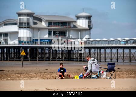 Les gens apprécient la plage de Weston-super-Mare dans Somerset lors d'une journée ensoleillée mais venteuse après que les restrictions de confinement ont été assouplies en Angleterre la semaine dernière. Banque D'Images