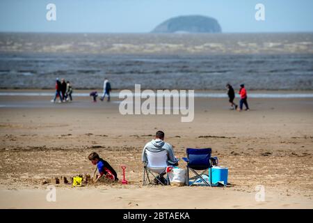 Les gens apprécient la plage de Weston-super-Mare dans Somerset lors d'une journée ensoleillée mais venteuse après que les restrictions de confinement ont été assouplies en Angleterre la semaine dernière. Banque D'Images