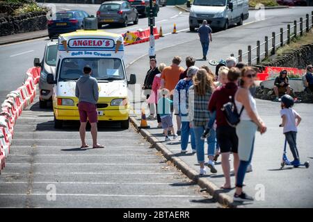 Les gens font la queue pour une glace sur le front de mer à Clevedon, dans le Somerset, après que les restrictions de confinement du coronavirus ont été assouplies en Angleterre la semaine dernière. Banque D'Images