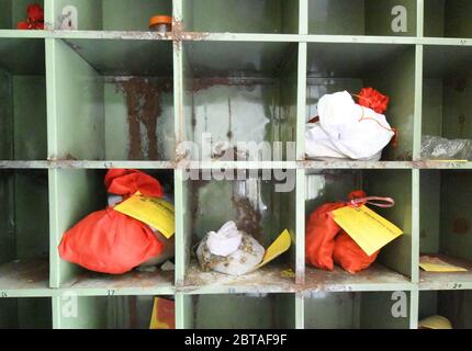 Beawar, Inde. 24 mai 2020. Urnes contenant les cendres de personnes incinérés conservées dans les casiers de l'Hindou Seva Mandal à Beawar, Rajasthan. Des milliers d'urnes dans divers crématoriums attendent d'être levées car les personnes décédées ne peuvent pas exécuter de rites dans les villes saintes en raison du confinement continu de la COVID-19 dans tout le pays. (Photo de Sumit Saraswat/Pacific Press) crédit: Pacific Press Agency/Alay Live News Banque D'Images