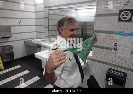 San Francisco, Californie, États-Unis. 23 mai 2020. Le pilote United Airlines se masque dans les toilettes publiques de l'aéroport de San Francisco en raison de la pandémie CoVid-19 avant de prendre son avion pour New York Credit: Motofoto/Alay Live News Banque D'Images