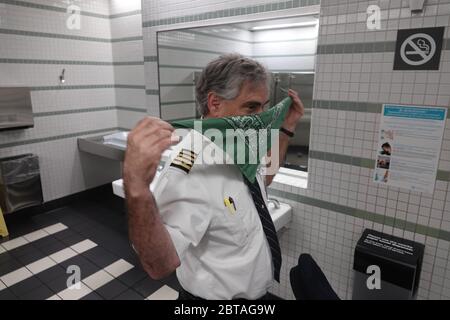 San Francisco, Californie, États-Unis. 23 mai 2020. Le pilote United Airlines se masque dans les toilettes publiques de l'aéroport de San Francisco en raison de la pandémie CoVid-19 avant de prendre son avion pour New York Credit: Motofoto/Alay Live News Banque D'Images