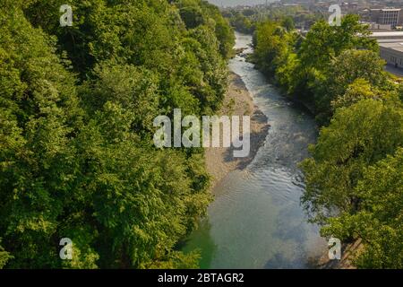 Belle vue sur la rivière Serio pendant la journée, Val Seriana Bergame. Banque D'Images